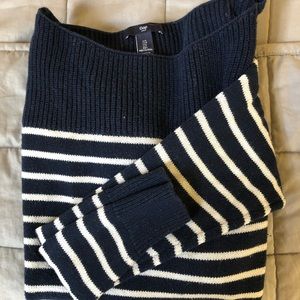 Gap sweater